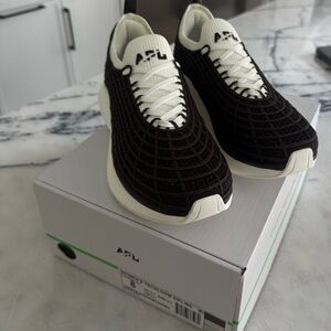 NWT APL Zipline chocolate/ivory/ivory size 8 women’s